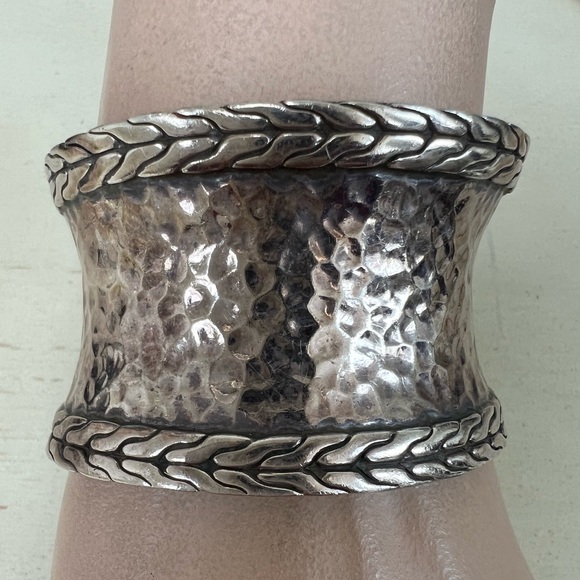 🔴Authentic Vintage JOHN HARDY Sterling Silver Wide Hammered Cuff/ Bracelet 🔴 - Picture 2 of 8